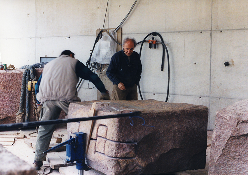 chillida_biografia_384.jpg