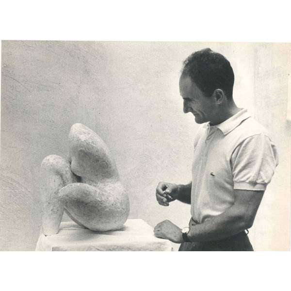 Chillida next to Forma (Form) at the Salon de Mai in Paris, 1950