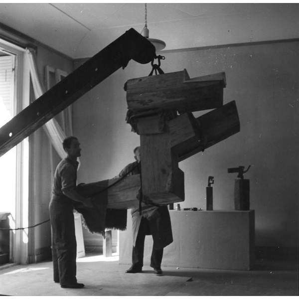 Setting up the Chillida exhibition. Recent sculptures, at the Maeght Gallery in Paris, 1961
