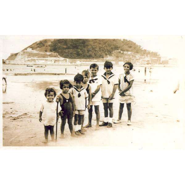 Eduardo Chillida (left) with his cousins at the La Concha beach in San Sebastian