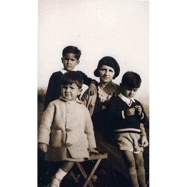 Chillida con su madre, Carmen Juantegui, y sus hermanos Gonzalo e Ignacio en Oriamendi, donde se sitúa hoy Chillida-Leku