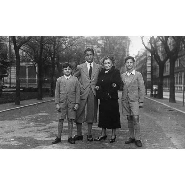 Eduardo Chillida con su abuela Juanatxo y sus hermanos