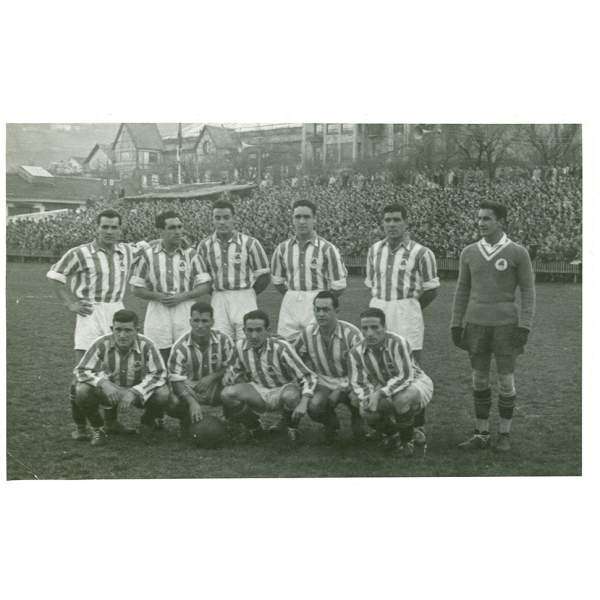 In his goalkeeper outfit, alongside the rest of the Real Sociedad football team