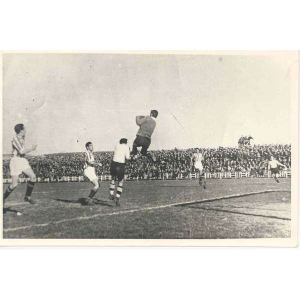 En el aire, como portero de la Real Sociedad en el campo de Atocha, San Sebastián