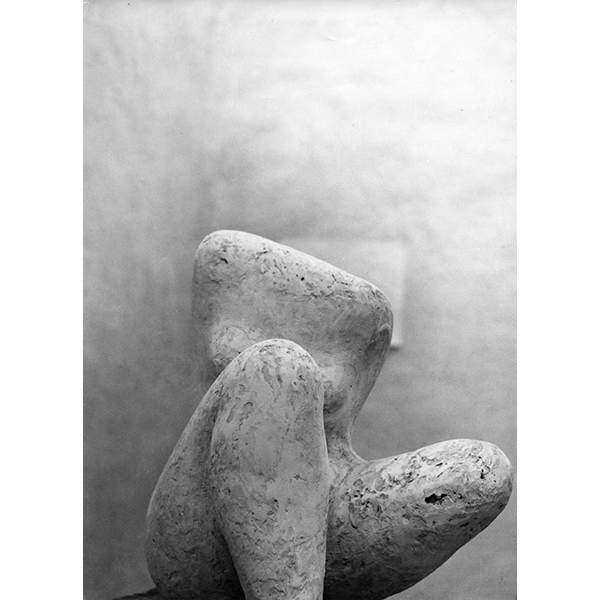Forma [Form], one of his first plaster sculptures