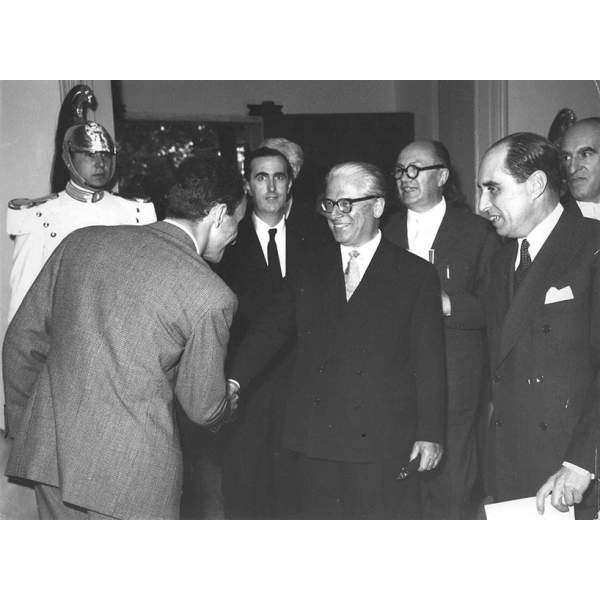 Chillida recibiendo el premio de escultura de la Bienal de Venecia de la mano de Giovanni Gronchi, presidente de la República