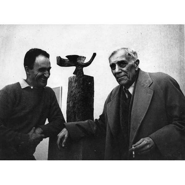 Chillida with Georges Braque, to whom he gifts Yunque de Sueños II [Anvil of Dreams II], behind them at the Galerie Maeght, Paris