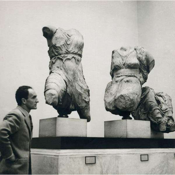 Chillida admiring the Elgin Marbles at the British Museum, London