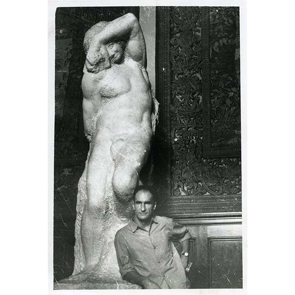 Chillida in front of Michelangelo's Young Slave at the Galleria dell'Accademia in Florence