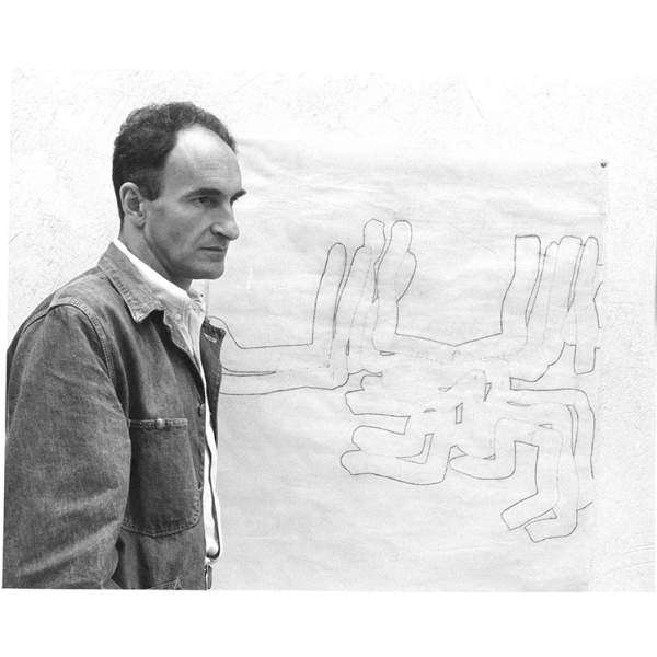 Eduardo Chillida bere marrazkietako baten aurrean