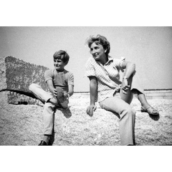 His son Ignacio and wife Pilar in the Porriño quarry of Pontevedra