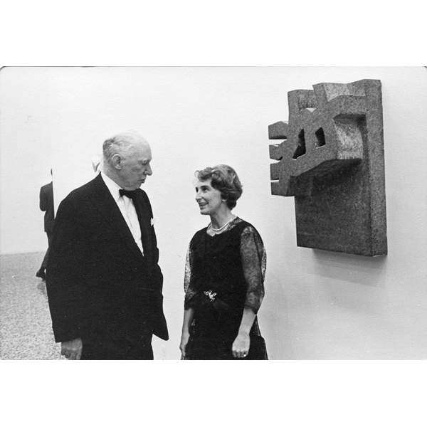 James Johnson Sweeney con Pilar en la retrospectiva celebrada en el Museum of Fine Arts Houston