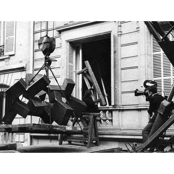 Alrededor del vacío IV [Around the Void IV] being installed at the Galerie Maeght, Paris