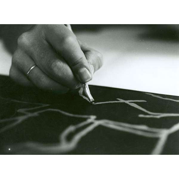 Chillida trabajando una de las planchas para el libro de André Frénaud, Le chemin des devins