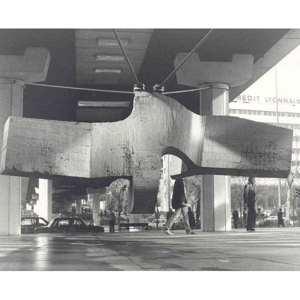 Lugar de Encuentros III fotografiada por Catalá-Roca en el Museo de Escultura al Aire Libre del Paseo de la Castellana, Madrid