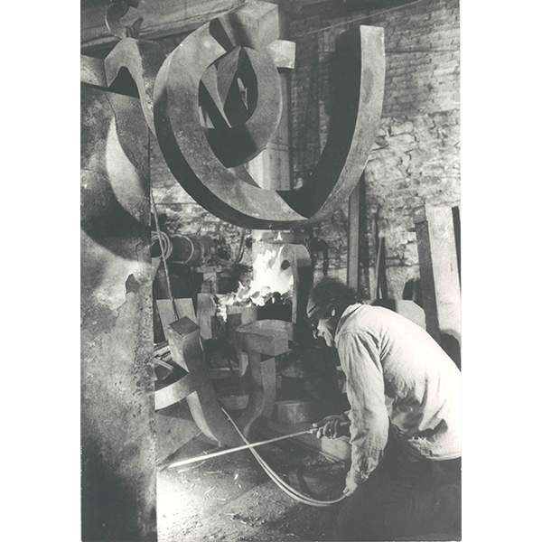 Chillida working on Estela a Salvador Allende [Stele for Salvador Allende] at the Larrañaga foundry in Lezo