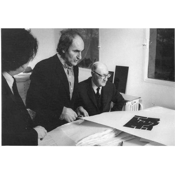 Claude Esteban, Chillida and Jorge Guillén looking at pages from Más allá [Beyond]