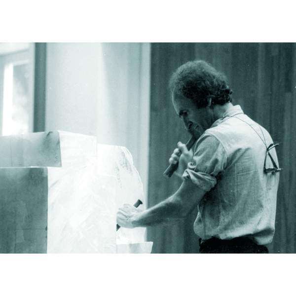 Chillida working on alabaster