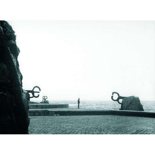Chillida photographed by Catalá-Roca at the Peine del Viento [Comb of the Wind]