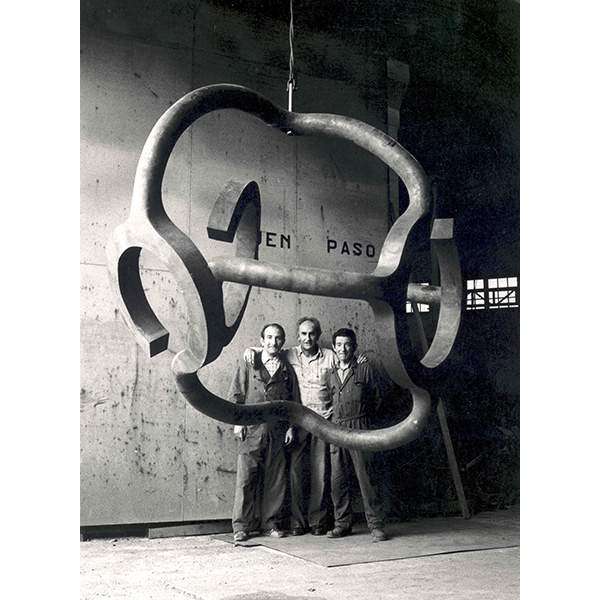 Chillida and helpers with Homenaje a Calder [Homage to Calder] at the Larrañaga foundry in Lezo