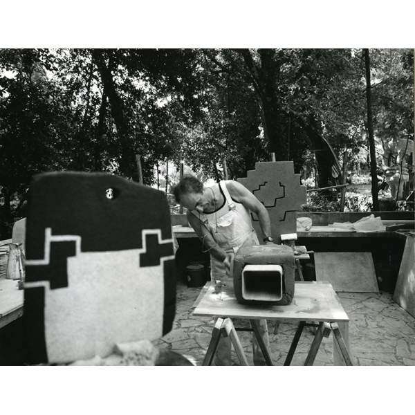 "Working on his ""Lurras"" at the Fondation Maeght, Saint-Paul-de-Vence, as photographed by Catalá-Roca "