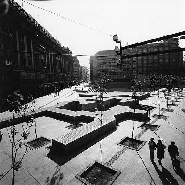 Monumento a los Fueros Vascos [Monument to the Basque Charters] in Vitoria-Gasteiz, by Chillida and Luis Peña Ganchegui, as photographed by Catalá-Roca