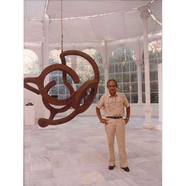 Chillida with Homenaje a Calder [Homage to Calder] at the anthological exhibition held at the Palacio de Cristal de Madrid