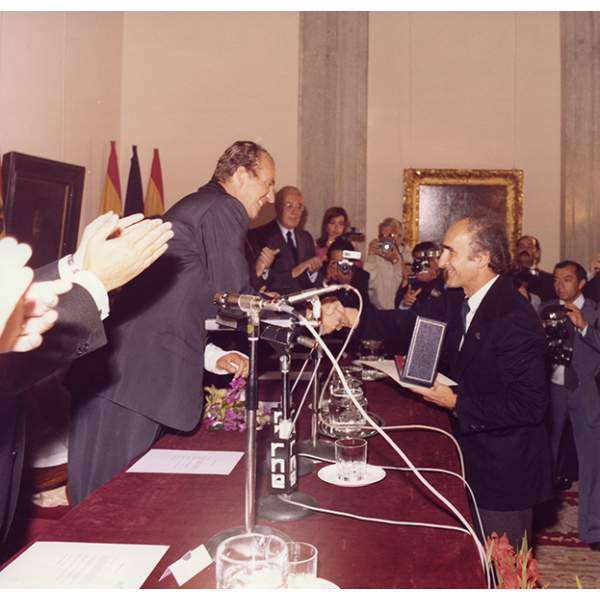 Chillida being awarded the The Gold Medal of Merit in the Fine Arts by the King Juan Carlos I.