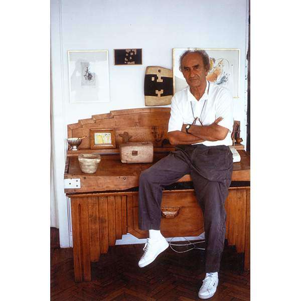 Chillida in his home of Intzenea in Mount Igueldo, San Sebastian