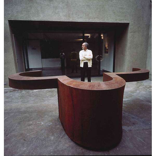 With Monumento a la tolerancia II [Monument to Tolerance II] in the exhibition Chillida: Questions and Space at the Tasende Gallery, La Jolla