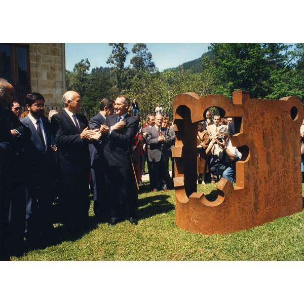 Presentation of the project Monumento a Gernika [Monument to Guernica] with the sculpture Gure aitaren etxea V [Our Father's House V]