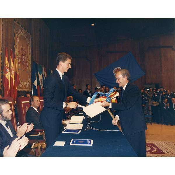 Chillida being awarded the Premio Príncipe de Asturias by the King, Felipe VI
