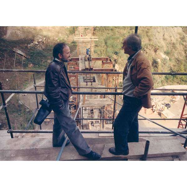 Chillida and the engineer José Antonio Fernández Ordóñez at the site of Elogio del Agua [In Praise of Water]