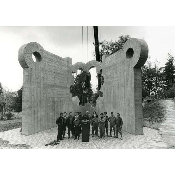 Instant of the final placement of Gure aitaren etxea [Our Father's House] in Guernica