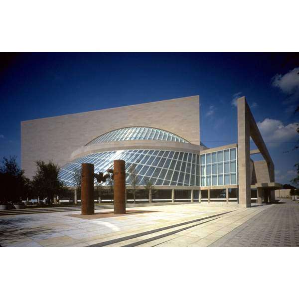 De música, Dallas XV [Of Music, Dallas XV] in front of the Morton Meyer Symphony Center, Dallas