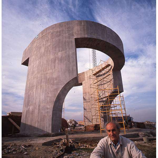 Chillida at the site of Elogio del Horizonte IV [In Praise of the Horizon IV] in the hill of Santa Catalina in Gijón