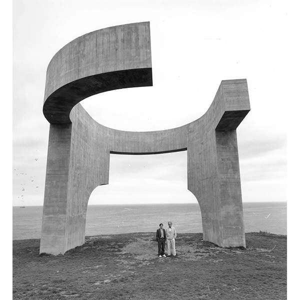 Chillida and Kosme de Baraño at the Elogio del Horizonte IV [In Praise of the Horizon IV]