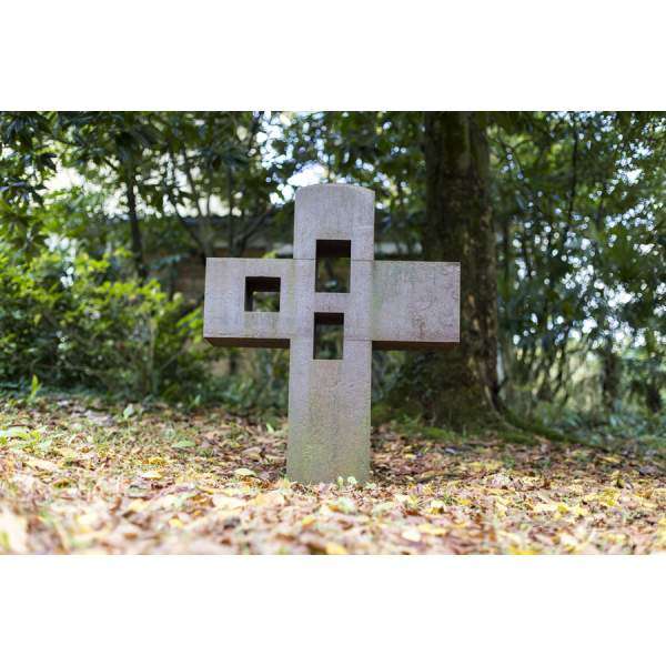 Cruz del Vacío [Cross of the Void], his last work, under which are buried his ashes, those of Pilar, and of Joaquín Goikoetxea, his friend, helper and gardener of the museum